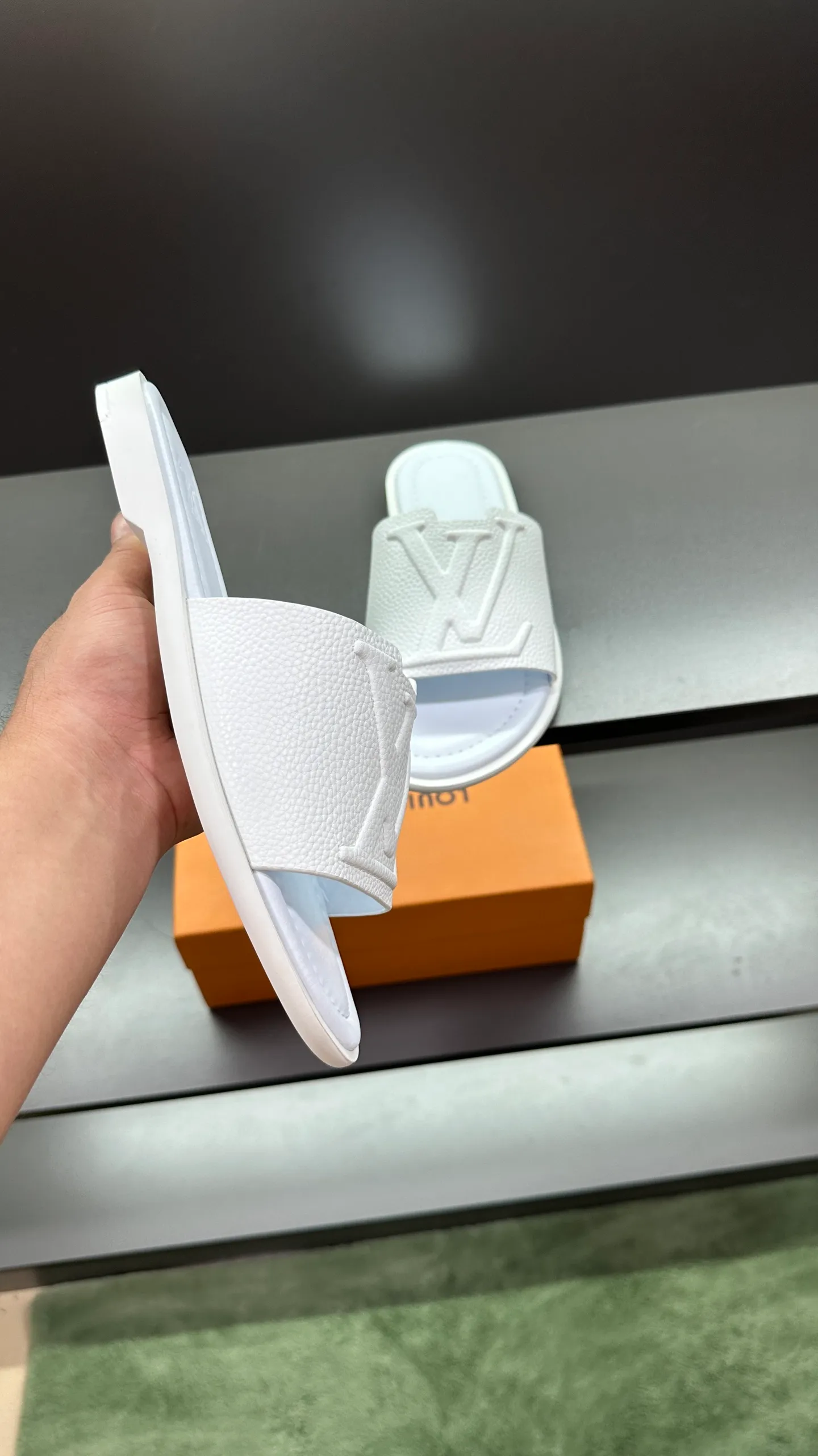 P280 🔍Top purchasing agent LV men's spring and summer slippers counter synchronized. The uppers are made of cowhide fabric imported from Italy, with logo graphics and high-quality craftsmanship. The soles are: original soles specially provided by the original factory. Exclusive molded soles are super comfortable. Original factory follow-up orders. 🔍🔍High quality. You can enter and exit the counter at will. Welcome to compare. Size 38-45